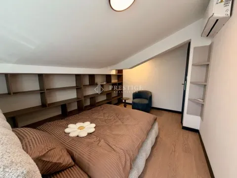 Potkrovna spavaća soba sa bračnim krevetom, policama i klima uređajem. - image 14