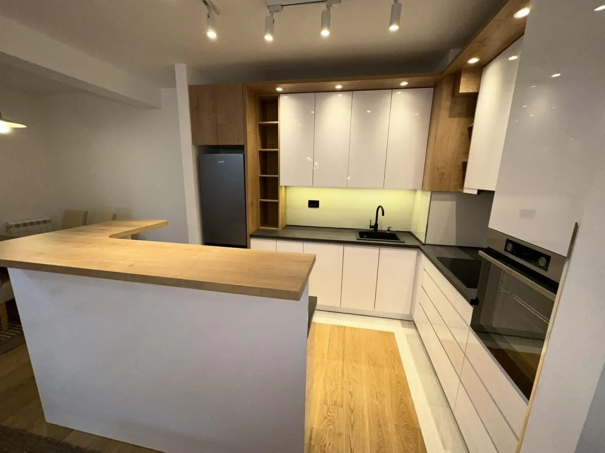 Izdavanje, četvorosoban stan, 102m², Crveni Krst, Beograd