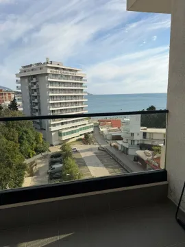 Pogled sa terase na zgradu i more. - image 9
