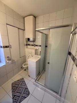 Kupatilo opremljeno tuš kabinom, toaletom i veš mašinom. - image 10