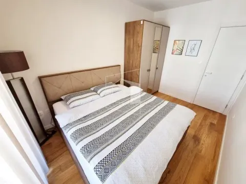 Uređena spavaća soba sa bračnim krevetom, plakarom i drvenim podom. - image 13