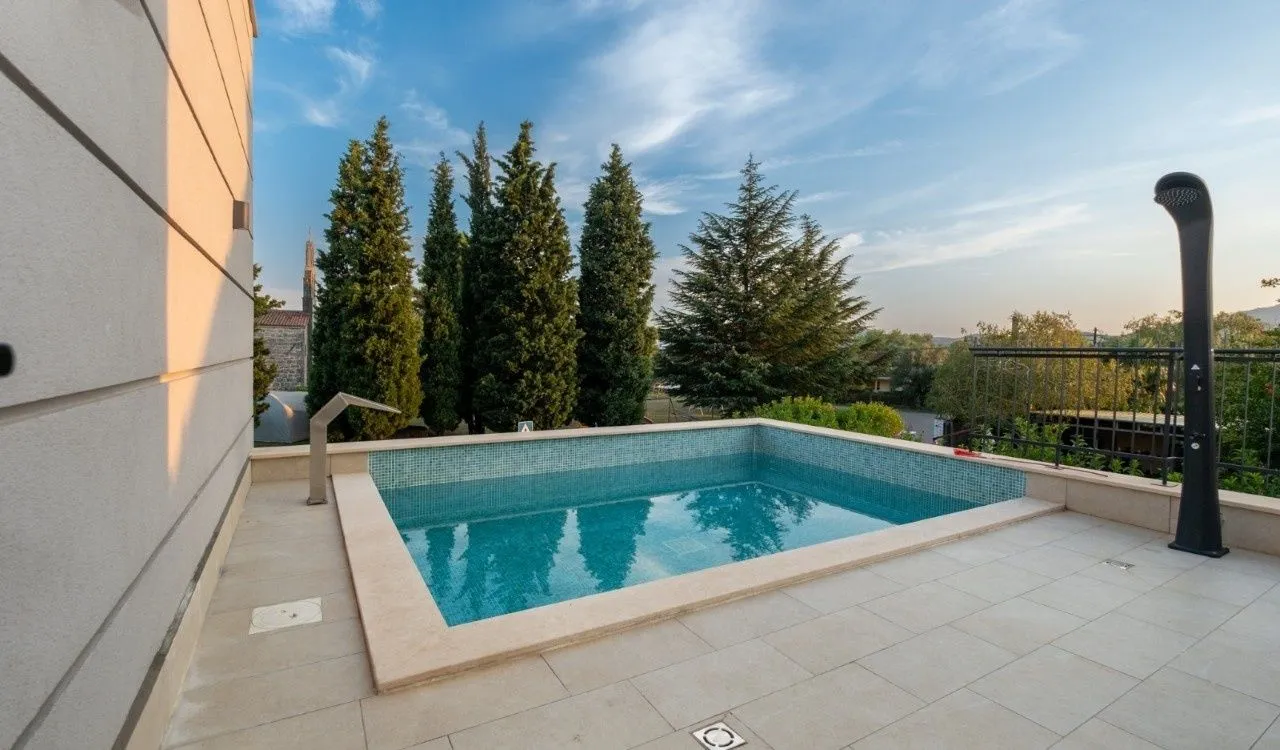 Izdavanje, kuća, 180m², Gornja Gorica, Podgorica