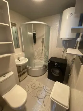 Manje kupatilo sa tuš kabinom, umivaonikom, WC šoljom i veš mašinom. - image 8