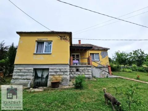 Pogled na stariju prizemnu kuću žute fasade sa dvorištem. - image 4