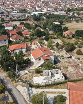 Pogled iz vazduha na kuću sa dvorištem i okolno naselje. - image 2