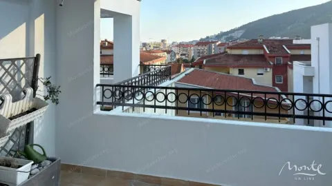Pogled sa balkona na gradsko naselje i brda u pozadini. - image 14