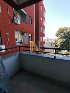 Pogled sa terase na susednu zgradu sa crvenom fasadom. - image 13