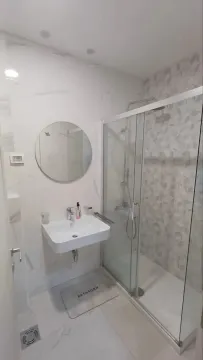 Moderno opremljeno kupatilo sa tuš kabinom i umivaonikom. - image 6
