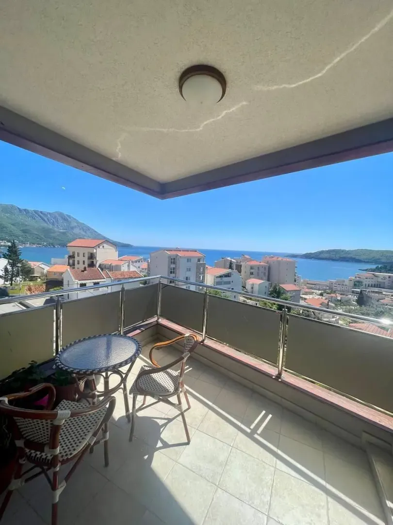 Natkriveni balkon sa garniturom za sedenje i pogledom na more.