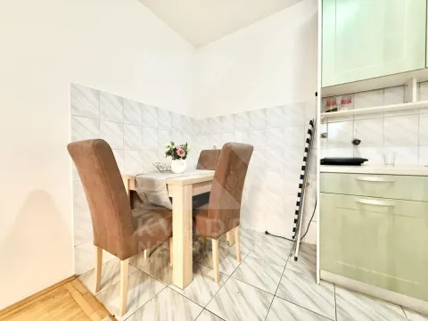 Manja kuhinja sa trpezarijskim stolom i stolicama. - image 4