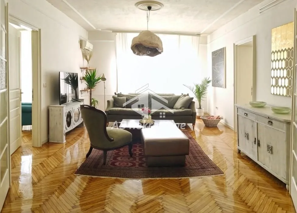 Rent, four bedroom apartment, 140m², Kalenić Pijaca, Vračar Sve Podlokacije