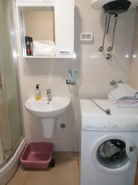 Funkcionalno kupatilo sa umivaonikom, veš mašinom i tuš kabinom. - image 8