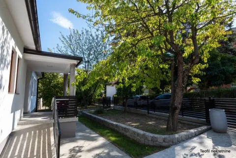 Pogled na dvorište i ulaz u kuću sa drvećem. - image 4