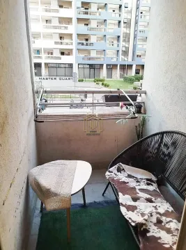 Manji namješteni balkoni sa stolićem i stolicom za sjedenje. - image 7