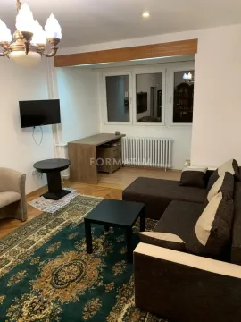 Dnevna soba sa garniturom, stočićem i televizorom na zidu. - image 5