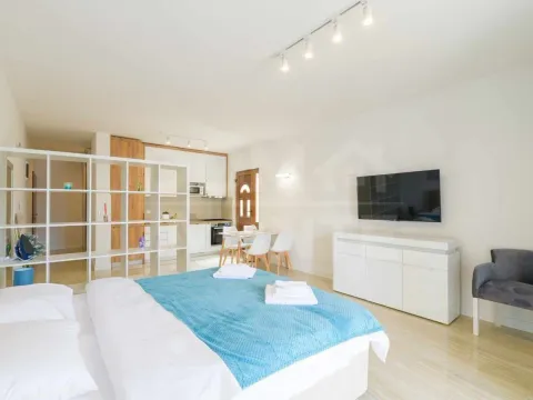 Rent, studio apartment, 52m², Tivat, Crna Gora - image 1
