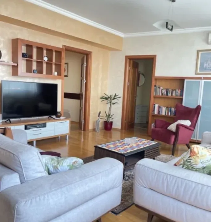 Izdavanje, dvosoban stan, 100m², Centar, Podgorica