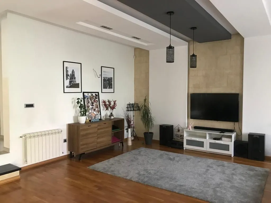 Izdavanje, kuća, 300m², Zemun Sve Podlokacije, Beograd