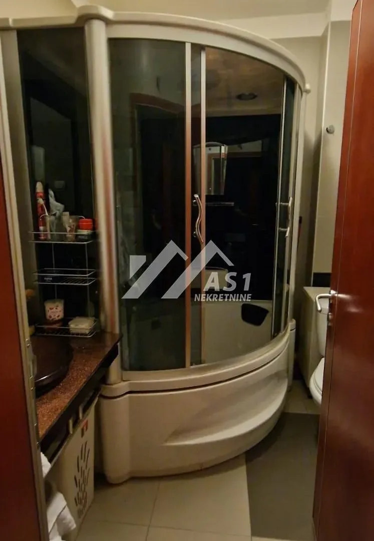 Izdavanje, četvorosoban stan, 99m², Centar, Novi Sad