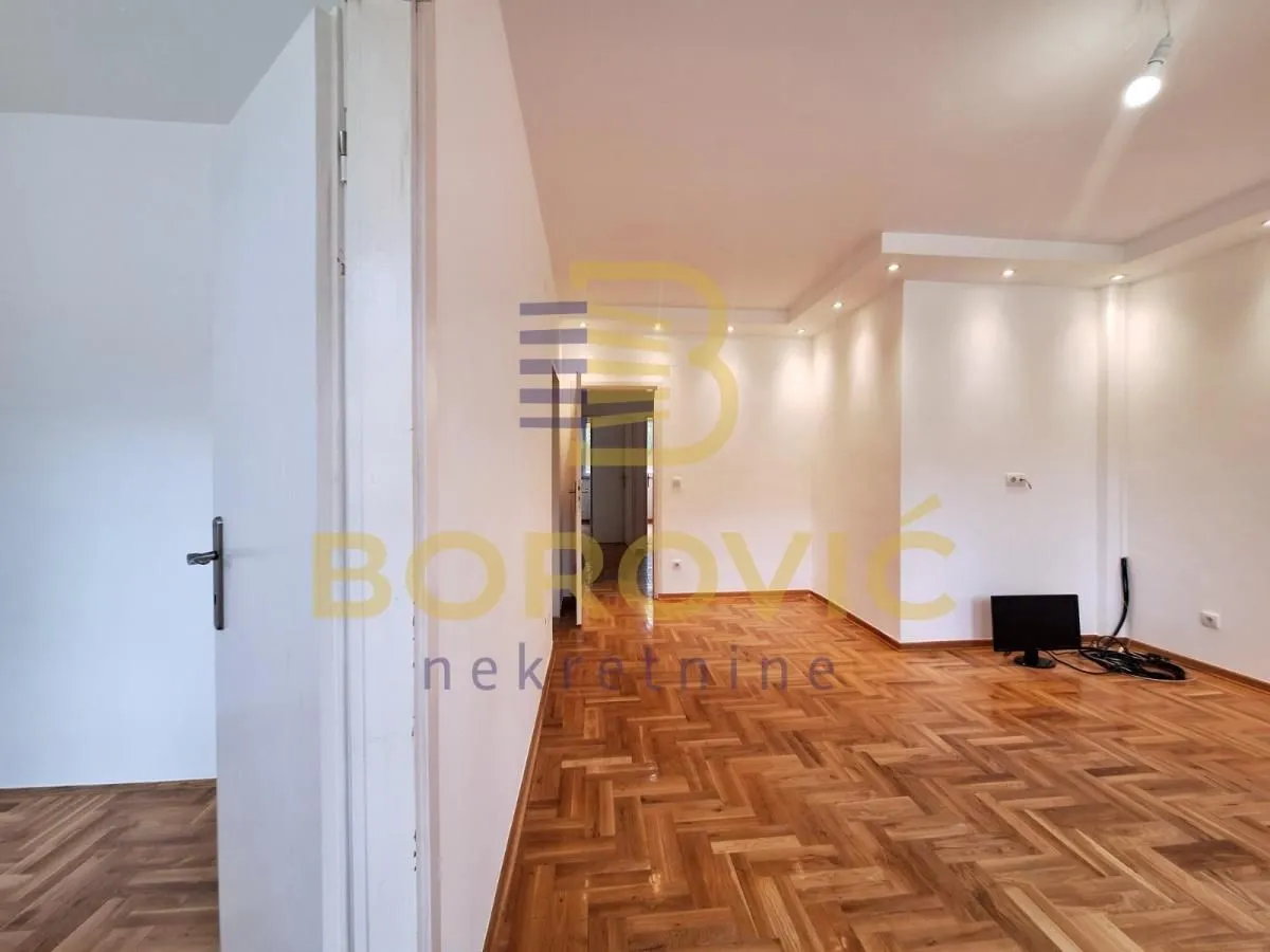 Izdavanje, četvorosoban stan, 65m², Novi Beograd Blok 21, Novi Beograd Sve Podlokacije