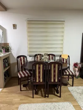 Trpezarijski sto sa stolicama u dnevnoj sobi. - image 3