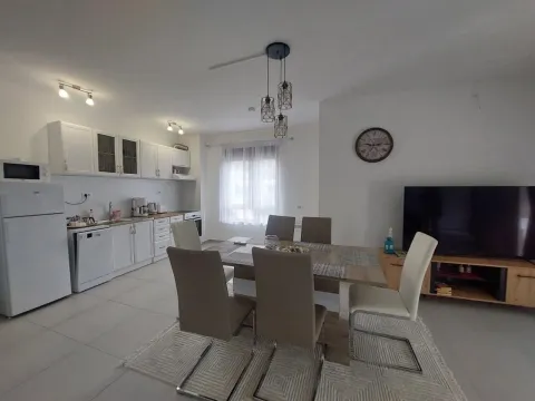 Izdavanje, dvosoban stan, 85m², Dobrota, Kotor - image 5