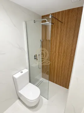 Moderno opremljeno kupatilo sa tuš kabinom i ugradnim toaletom. - image 7