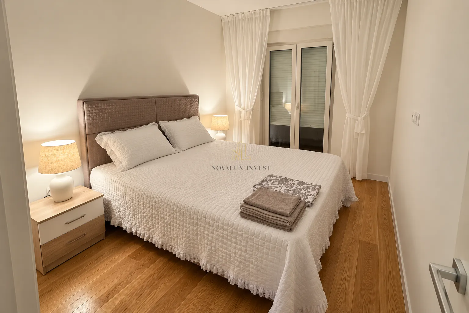 Bedroom with a double bed, bedside tables and lamps.
