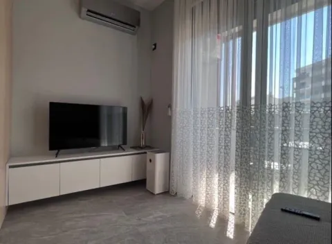 Dnevna soba sa televizorom, TV komodom i klima uređajem. - image 9