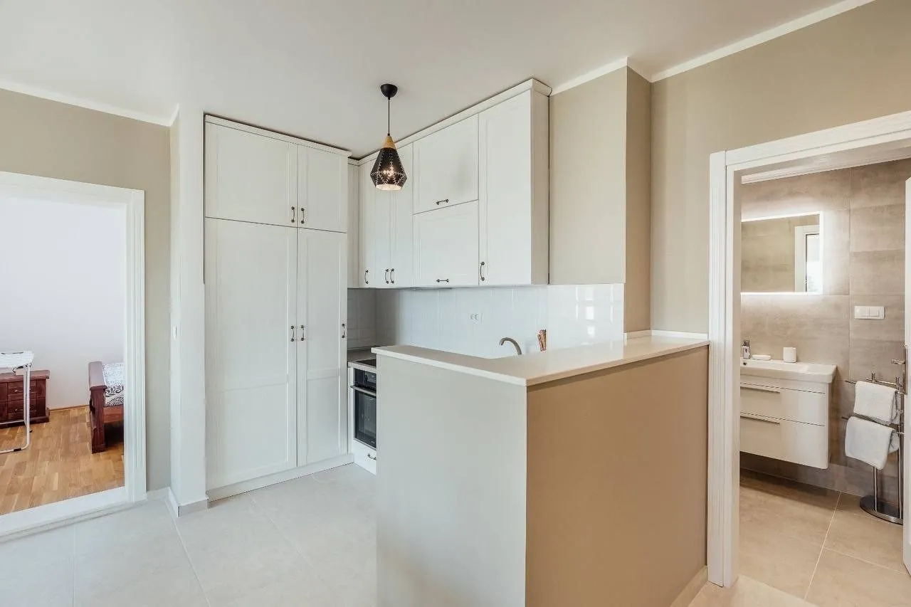 Izdavanje, dvosoban stan, 54m², Tivat, Crna Gora