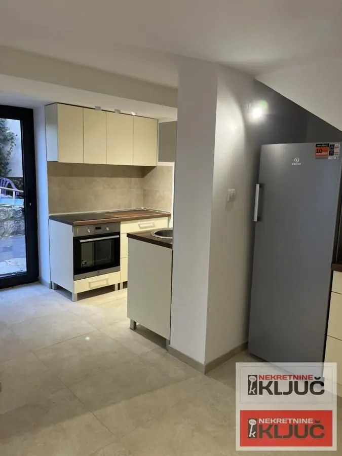 Izdavanje, kuća, 247m², Sremska Kamenica, Petrovaradin