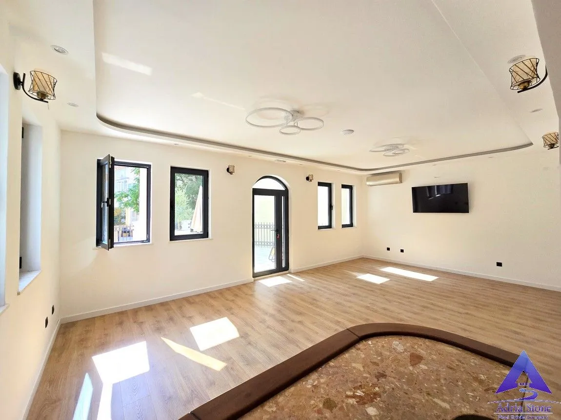 Rent, hospitality venue, 440m², Adok, Budva