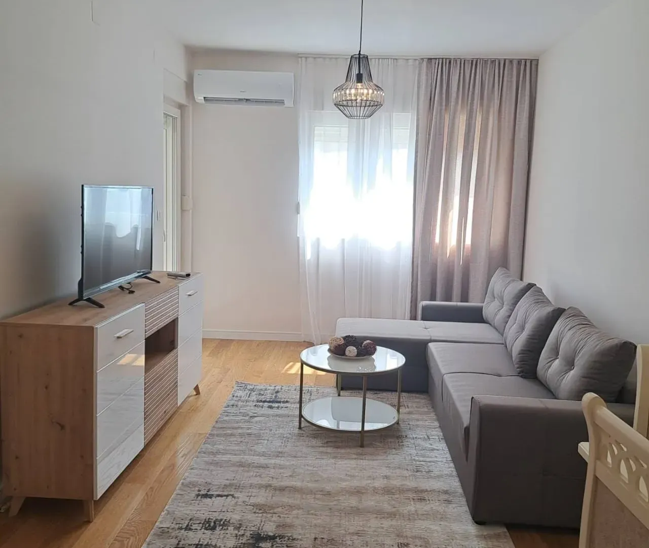 Izdavanje, jednosoban stan, 46m², Central Point, Podgorica