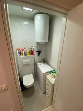 Malo kupatilo sa toaletom, veš mašinom i bojlerom. - image 12