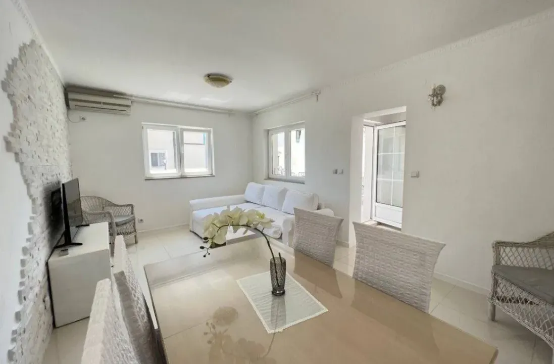 Izdavanje, jednosoban stan, 55m², Đenovići, Herceg Novi