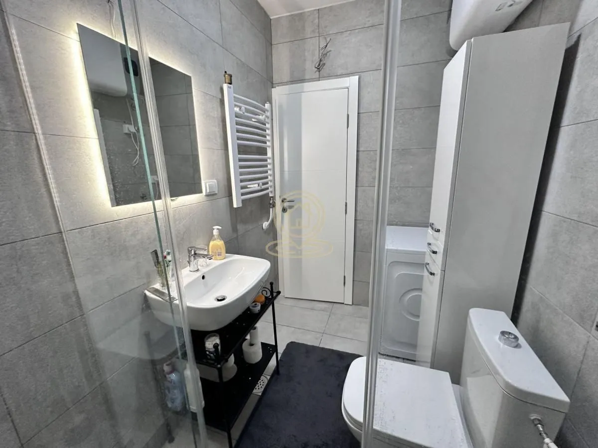 Izdavanje, trosoban stan, 52m², Centar, Novi Sad
