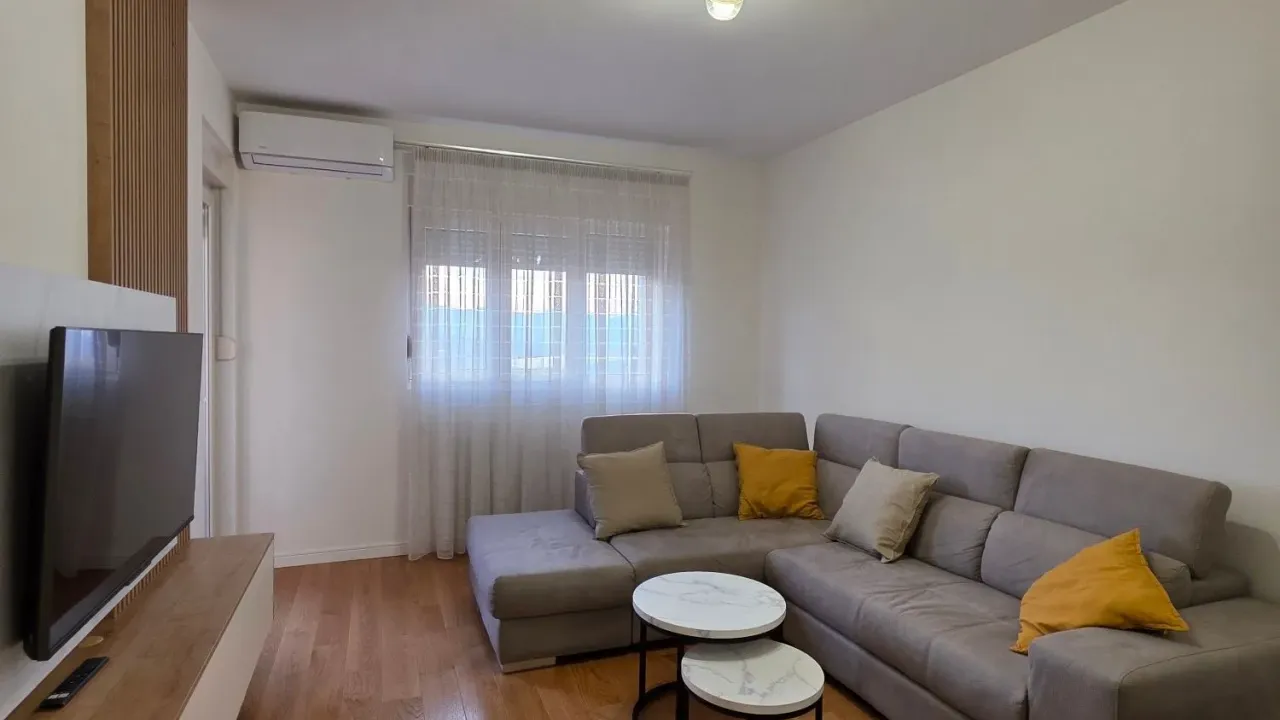 Izdavanje, jednosoban stan, 49m², Central Point, Podgorica