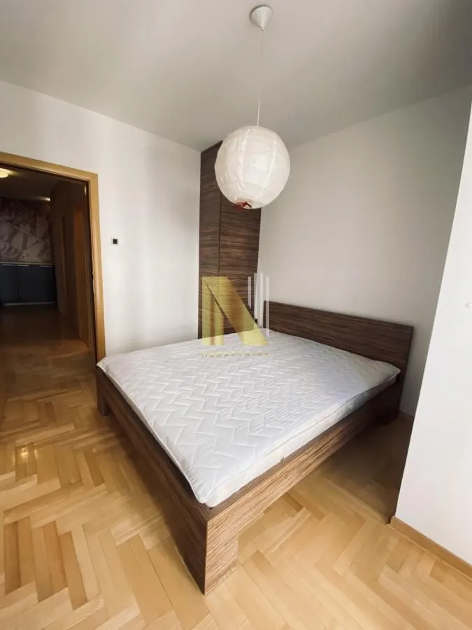 Izdavanje, četvorosoban stan, 98m², Centar, Novi Sad