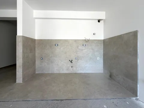 Prazan prostor sa pločicama na zidovima i pripremljenim instalacijama. - image 4