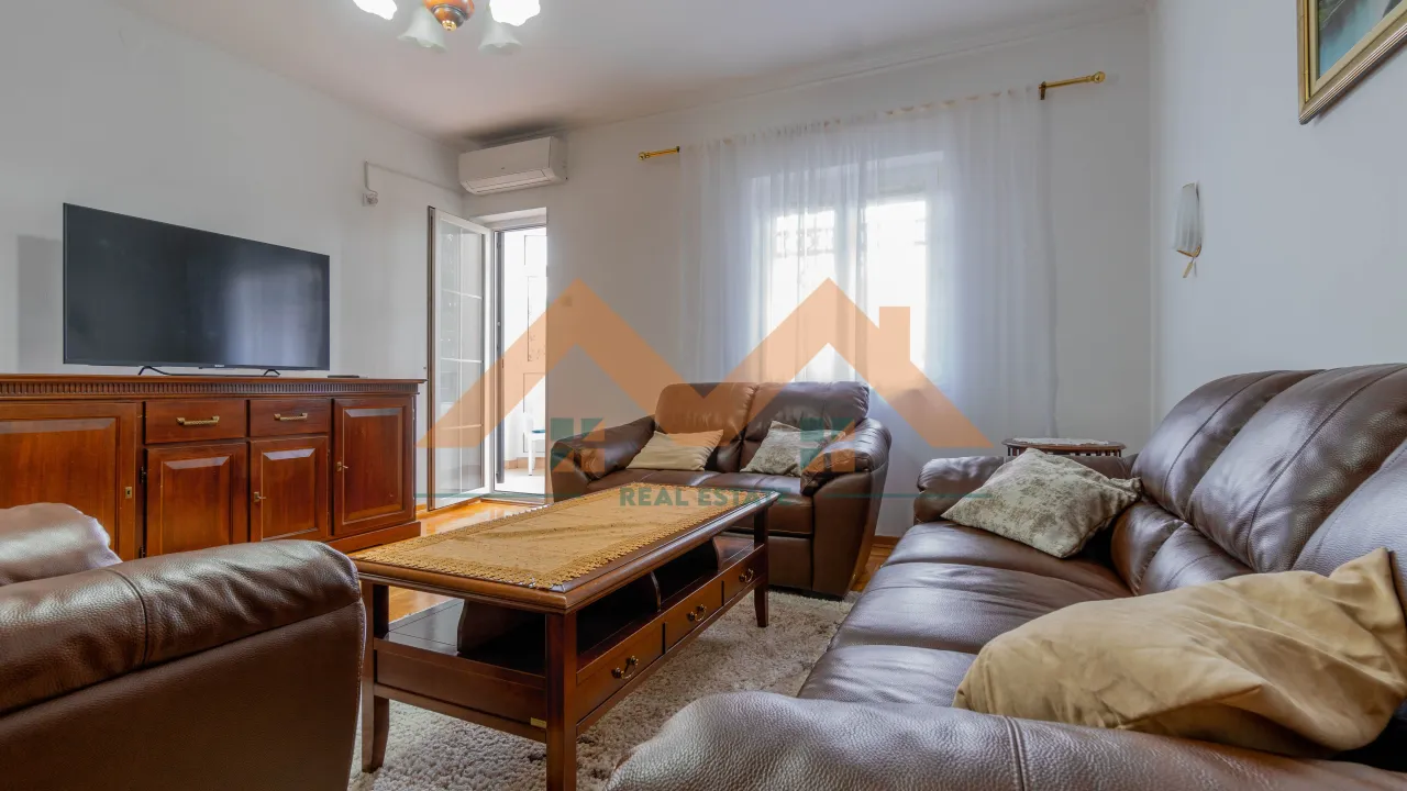 Izdavanje, dvosoban stan, 65m², Stara Varoš, Podgorica