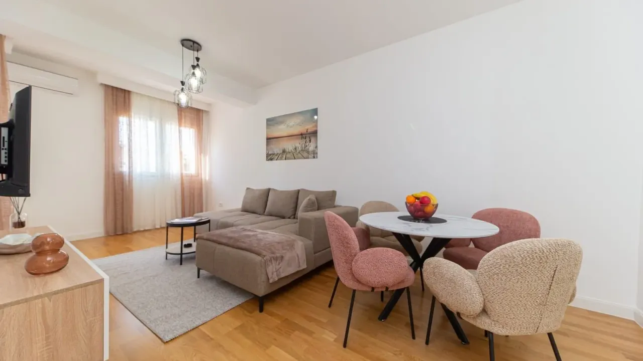 Izdavanje, jednosoban stan, 48m², Centar, Bar