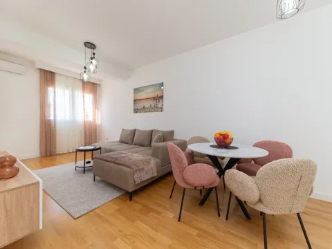 Izdavanje, jednosoban stan, 48m², Centar, Bar - image 1