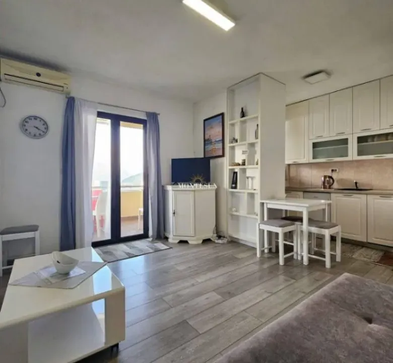 Izdavanje, trosoban stan, 100m², Gospoština, Budva