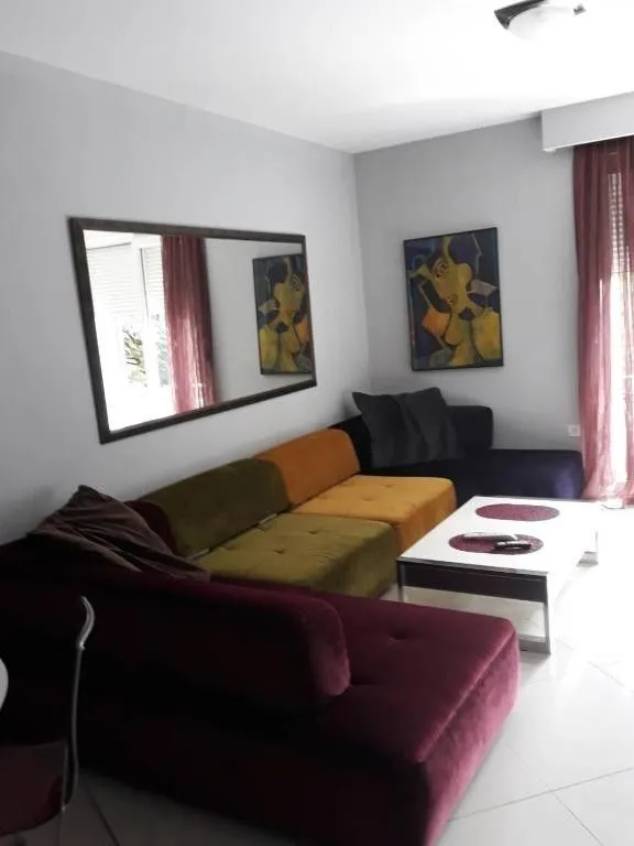 Izdavanje, jednosoban stan, 66m², Centar, Cetinje