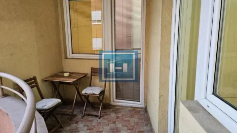 Manji natkriveni balkon sa drvenim stolom i stolicama. - image 15