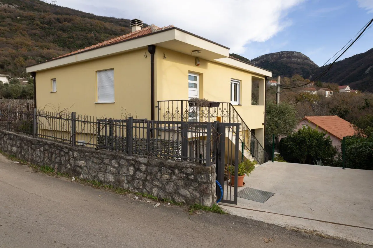 Rent, house, 111m², Lastva Grbaljska, Kotor