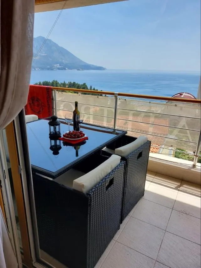 Terasa sa garniturom za sjedenje i pogledom na more.