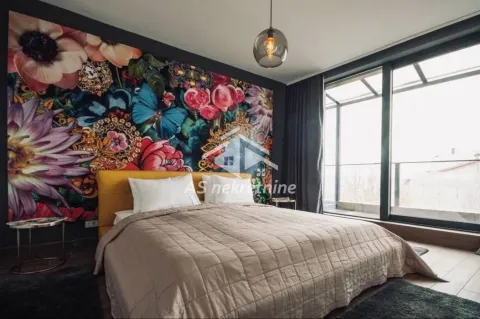 Modern bedroom with a double bed and decorative wall wallpaper. - image 6