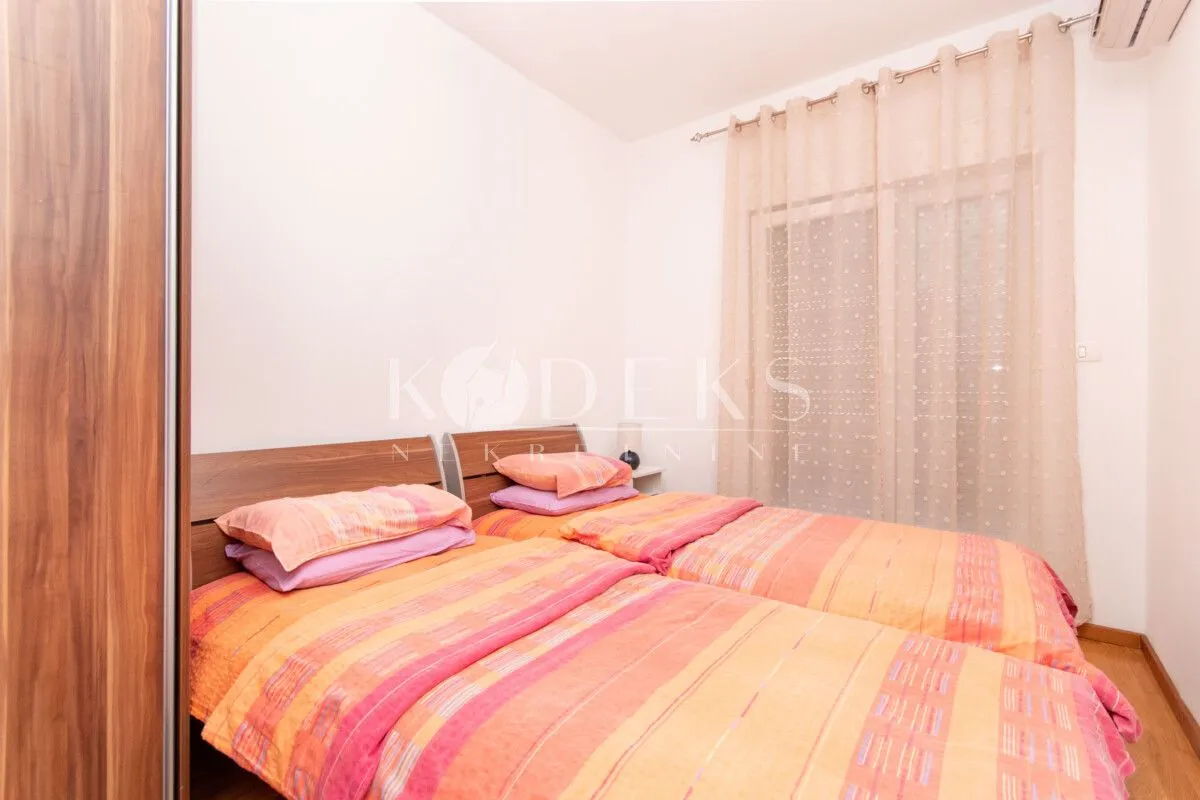 Spavaća soba sa dva kreveta i plakarom.