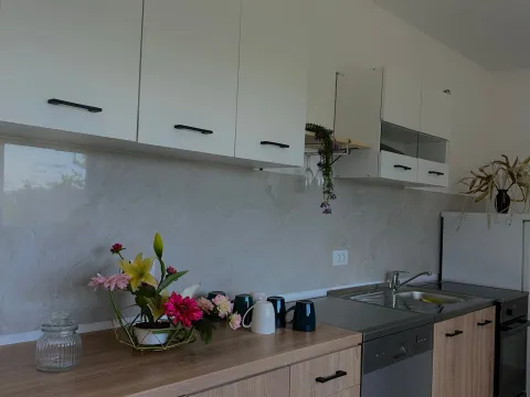 Izdavanje, trosoban stan, 100m², Kavač, Kotor - image 10